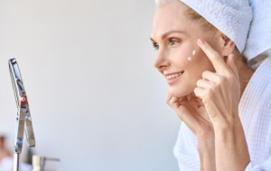 Denní přírodní rutina péče o pleť po čtyřicítce 🌿